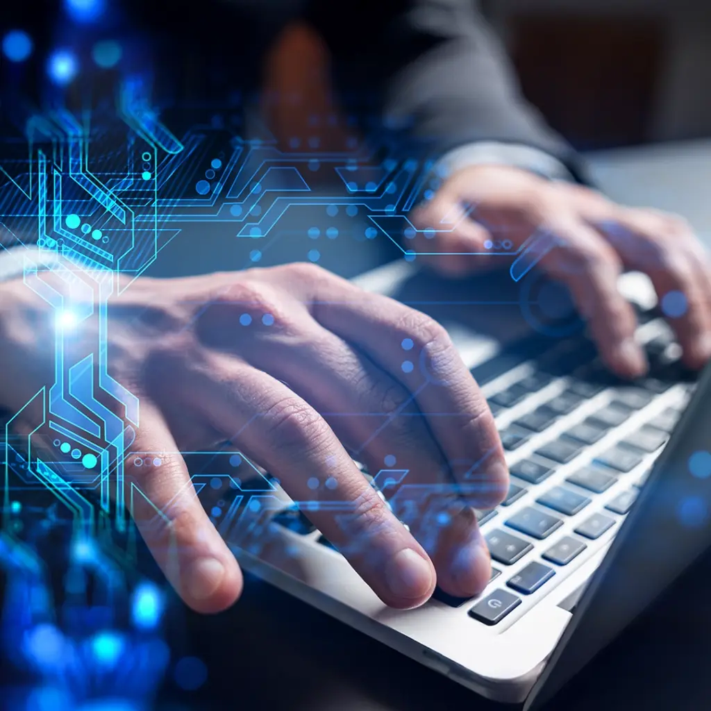 IT-Spezialist arbeitet am Laptop mit digitalem Interface – Cloud Security, Managed Services und IT-Beratung