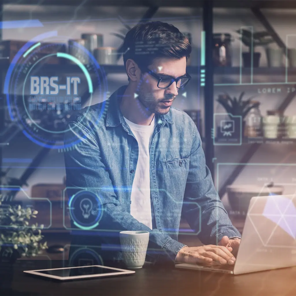IT-Experte bei der Arbeit am Laptop mit digitalen Benutzeroberflächen – moderne Web- und IT-Lösungen